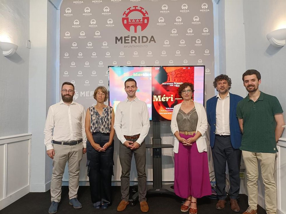 Presentación del concierto en el que participan la Oscam y la Orquesta Sem Fronteiras dentro del proyecto 'Maratones con orquesta de bolsillo'  este jueves en el Ayuntamiento de Mérida