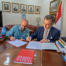 De izquierda a derecha, el director general del Maestranza, Javier Menéndez, y el director del San Francisco de Paula, Luis Rey Goñi.