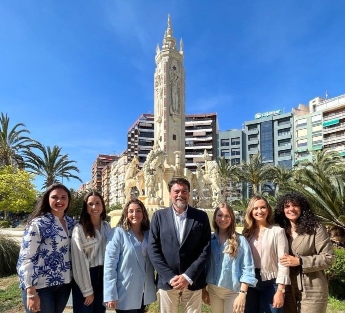 Archivo - El alcalde de Alicante y candidato del PP a la reelección, Luis Barcala, y parte de su candidatura.