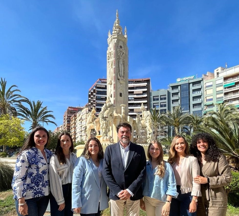 Archivo - El alcalde de Alicante y candidato del PP a la reelección, Luis Barcala, y parte de su candidatura.