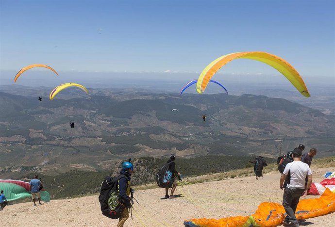 Archivo - Competición de parapente en el Festival Internacional del Aire El Yelmo.