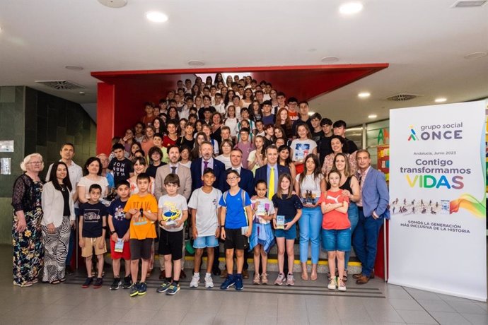 Foto de familia en el acto de entrega de premios del 39 concurso escolar del Grupo Social ONCE.