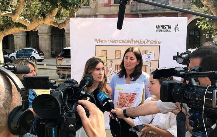 La responsable de Relacions Institucionals, Júlia Pérez, i la coordinadora d'AI Catalunya, Adriana Ribas, davant el Parlament