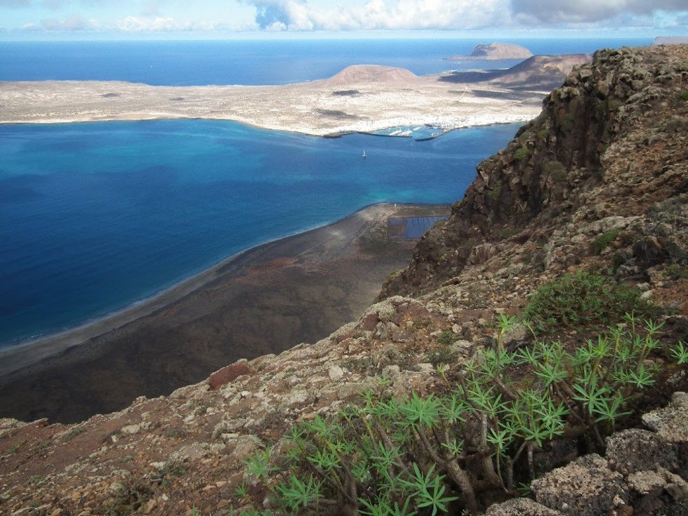 Archivo - Una parte de la isla de La Graciosa, que se incluye en el Archipiélago Chinijo