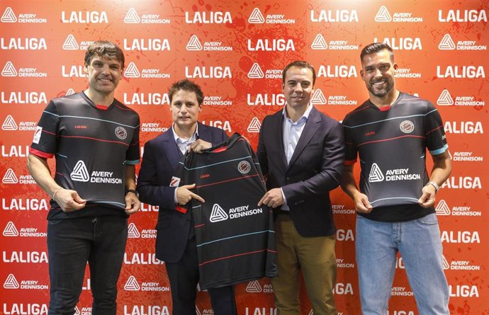 El director general ejecutivo de LaLiga, Óscar Mayo; el Strategic Account Manager de Avery Dennison, José Manuel García; y los exjugadores Fernando Morientes y Miguel Ángel Moyá.