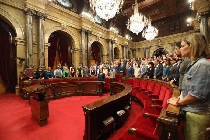 Minut de silenci al Parlament