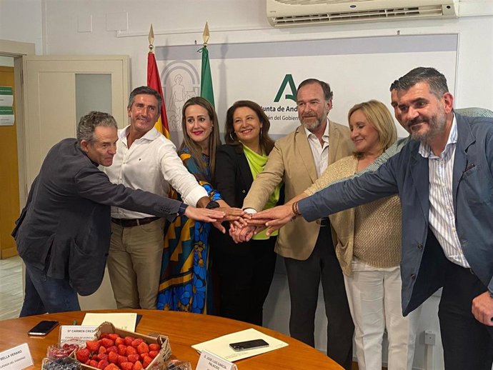 Imagen de la reunión mantenida en Huelva entre la consejera de Agricultura, Pesca, Agua y Desarrollo Rural, Carmen Crespo, y el sector de los frutos rojos de Huelva.