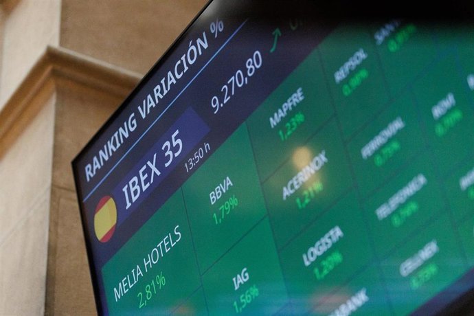 Un panel del Ibex 35 en el Palacio de la Bolsa, a 18 de mayo de 2023, en Madrid (España). 