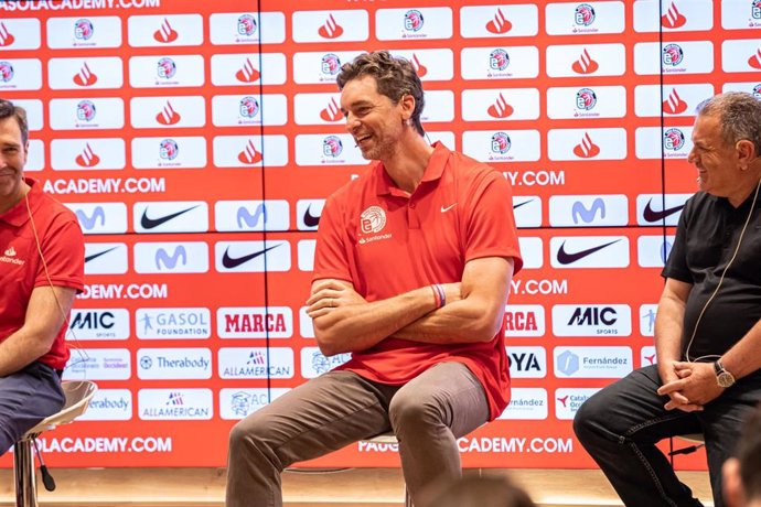 El exjugador de baloncesto Pau Gasol en la presentación de la Pau Gasol Academy by Movistar 2023, en una oficina del Santander en Barcelona