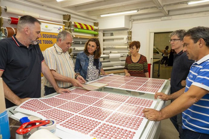 La consejera de Presidencia en funciones, Paula Fernández, visita las instalaciones de la Imprenta y los Talleres regionales
