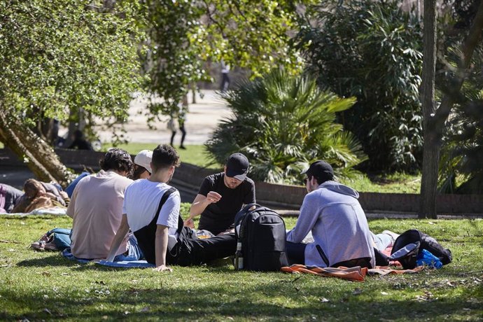 Archivo - Varias personas pasan el rato al aire libre 