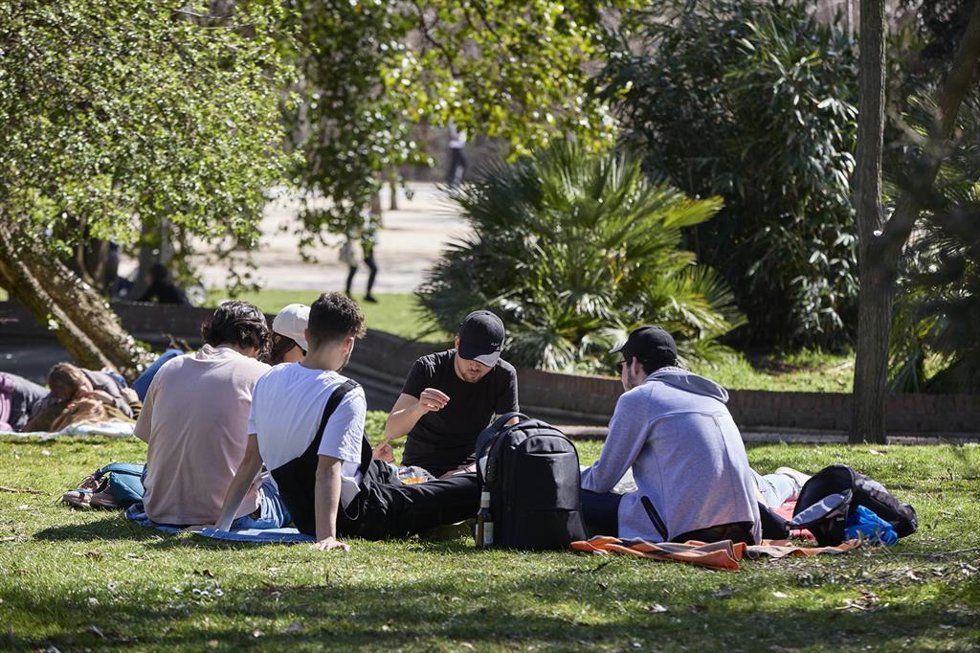 Archivo - Varias personas pasan el rato al aire libre 