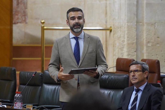 El consejero de Sostenibilidad, Medio Ambiente y Economía Azul, Ramón Fernández-Pacheco, en el Pleno del Parlamento 