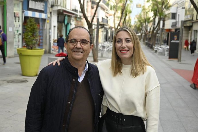 Archivo - La presidenta del PP de Extremadura, María Guardiola, con el candidato del PP a la alcaldía de Don Benito, Pedro  Miguel Noblejas. Archivo