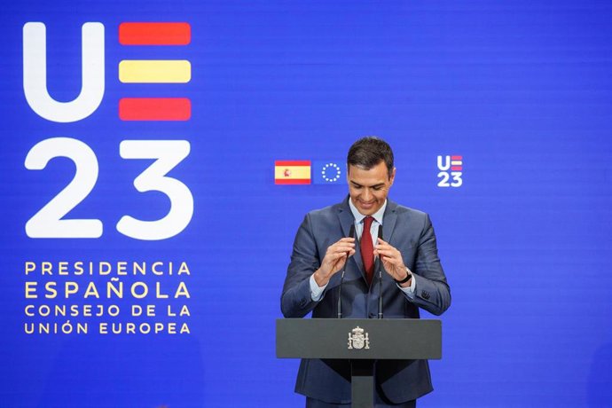 El presidente del Gobierno, Pedro Sánchez, junto al logo de la Presidencia de turno de la UE