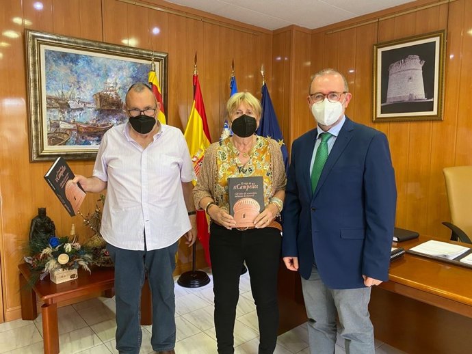 Imatge d'arxiu de Vicente Baeza, alcalde del Campello del 1983 al 1992 amb l'exemplar del llibre editat sobre els 120 anys d'histria del municipi.