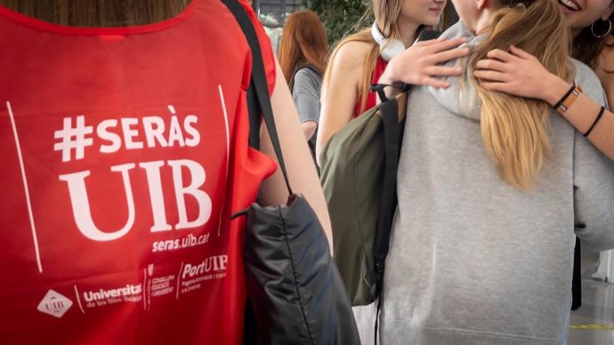 Alumnos después de salir del examen de Selectividad en Mallorca
