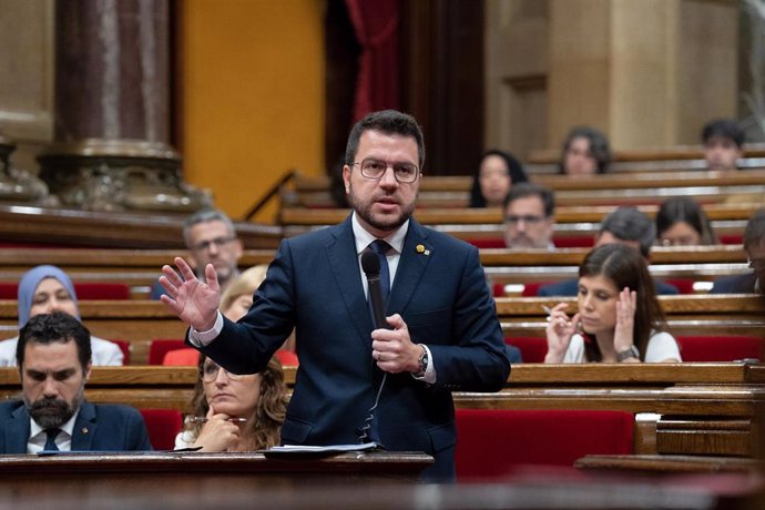 El presidente de la Generalitat, Pere Aragonés, interviene durante una sesión de control al Govern, en el Parlament de Catalunya, a 14 de junio de 2023, en Barcelona, Catalunya (España). 