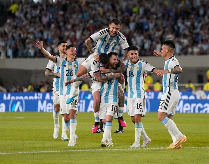 Archivo - Jugadores argentinos celebran un gol de Lionel Messi.