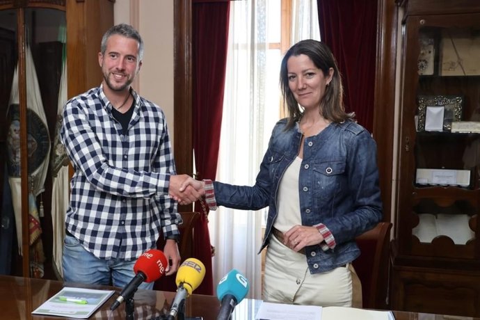 Lara Méndez y Rubén Arroxo, firman el acuerdo de gobierno de Lugo para los próximos cuatro años