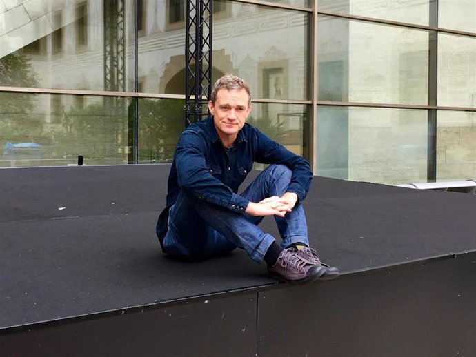 Archivo - El escritor y periodista Patrick Radden Keefe en una visita a Barcelona en 2021 para presentar 'El imperio del dolor'