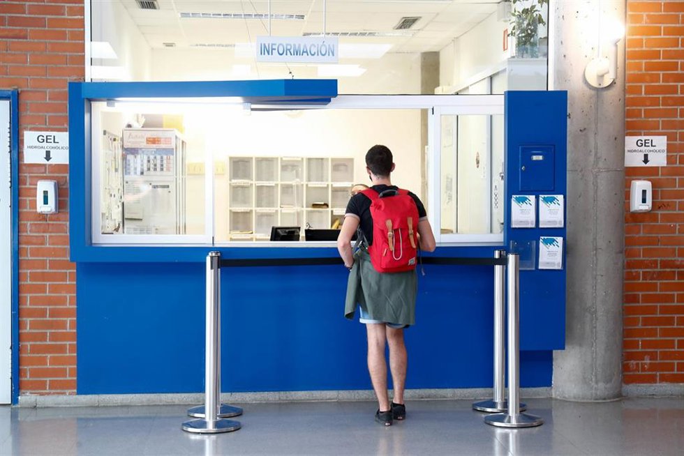 Archivo - Un alumno en la ventanilla de Administración de una universidad pública.