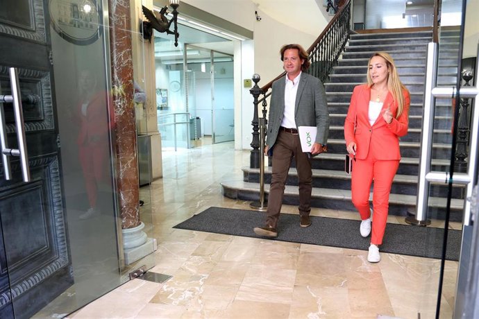 La líder de Vox en las Islas, Patricia de las Heras, y el candidato al Parlament, Jorge Campos.