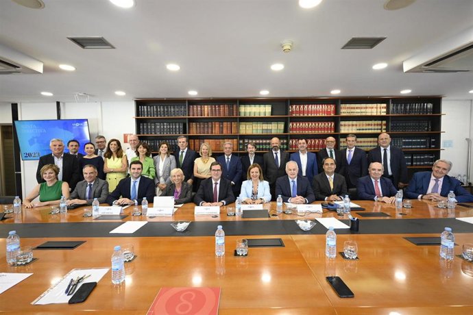 Antonio Gramendi (CEOE), junto con la directiva de Cebek