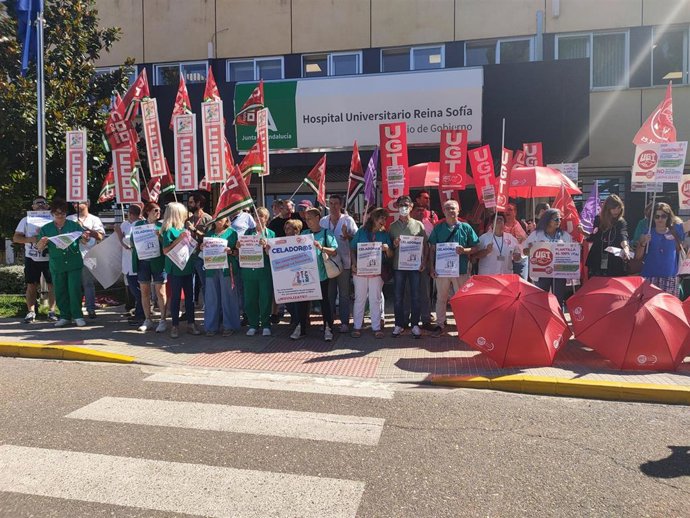 Protestas ante el Hospital Reina Sofía de Córdoba por la "falta" de personal y el "retraso" del plan vacacional del SAS