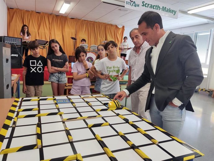 Visita al la Feria de Pensamiento Computacional y Robótica del Colegio Almadén