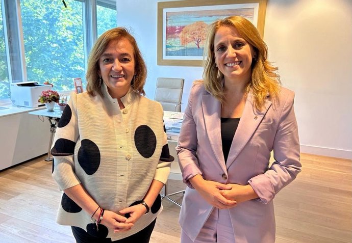 La presidenta de la Autoridad Independiente de Responsabilidad Fiscal (Airef), Cristina Herrero, y la consellera de Economía y Hacienda de la Generalitat, Natlia Mas.