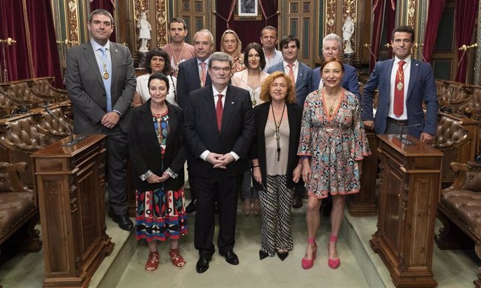 El alcalde de Bilbao, Juan Mari Aburto, junto a los concejales salientes
