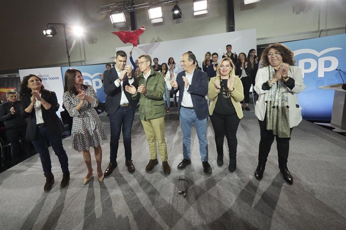 Archivo - El presidente del Partido Popular, Alberto Núñez Feijóo (c), junto a los candidatos a la Presidencia del Gobierno de Navarra y la Alcaldía de Pamplona, Javier García (3i) y Carlos García Adanero (3d), llagan a un acto de campaña del PP Navarra