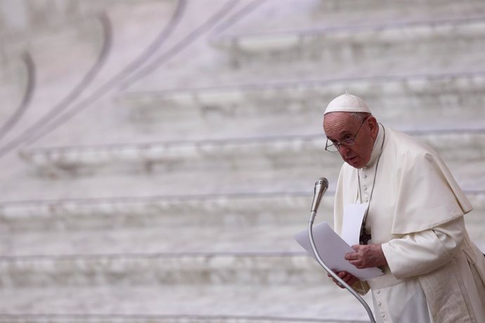 Archivo - 21 December 2020, Vatican, Vatican City: Pope Francis leads an audience for the workers and employess of the Vatican City in Aula Paolo VI. Photo: Evandro Inetti/ZUMA Wire/dpa