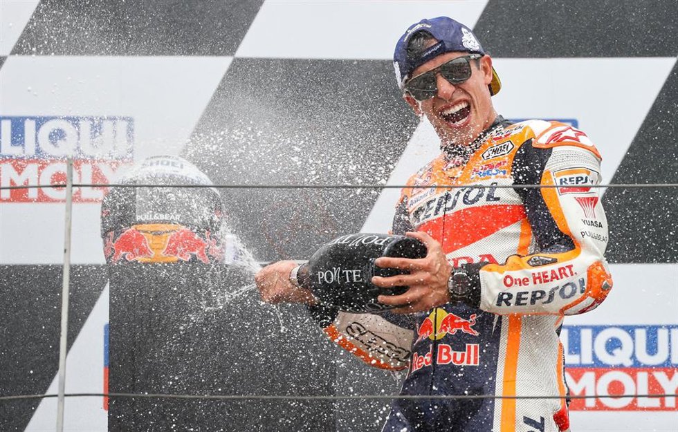 Archivo - 20 June 2021, Saxony, Hohenstein-Ernstthal: Spanish MotoGP rider Marc Marquez of the Repsol Honda Team takes a champagne shower as he celebrates victory in the MotoGP German Grand Prix, Moto3, at the Sachsenring. Photo: Jan Woitas/dpa-Zentralb