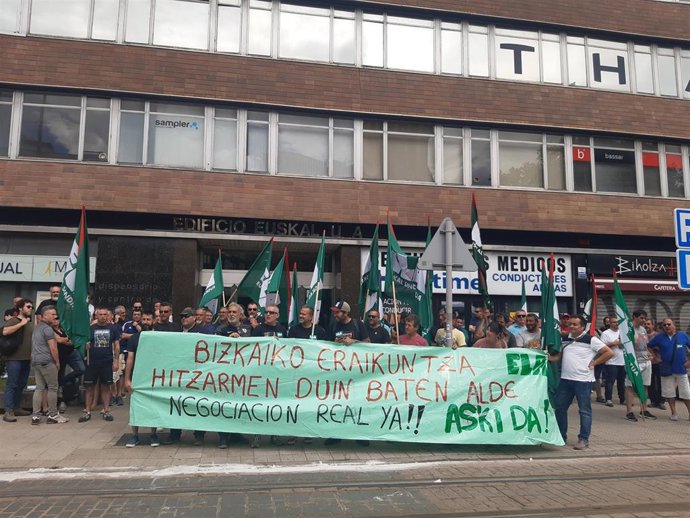 Concentración de ELA en el primer día de huelga en el sector de Construcción en Bizkaia ante la sede de la patronal en Bilbao.