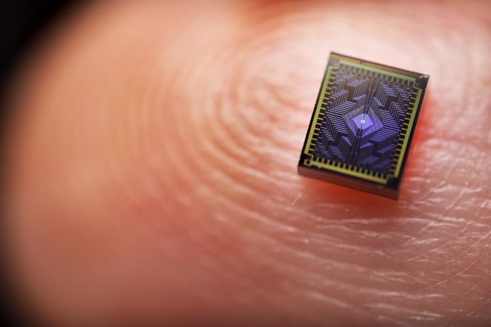 El nuevo chip qubit de espín de silicio para computación cuántica de Intel.