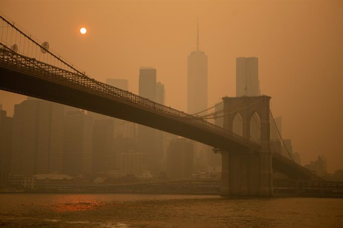June 8, 2023: New York, New York, USA: Hazy and dangerous fumes from ongoing wildfires in Canada have engulfed the skies over much of the Northeast, in the eastern US are under air quality alerts due to the smoke, which made iconic skylines disappear be