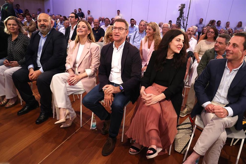 El presidente del Partido Popular, Alberto Núñez Feijóo (4i), y la presidenta del PP de las Islas Baleares, Marga Prohens (3i), saludan durante la Junta Directiva del Partido Popular de las Islas Baleares en el Centro de Convenciones Hipotels Platja de
