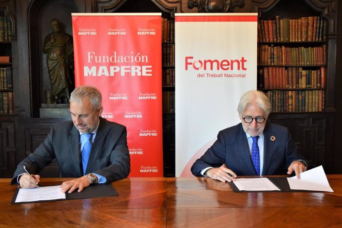 El presidente de Foment del Treblla, Josep Sánchez Llibre, y el representante de Fundación MAPFRE en Catalunya, Joaquim Miró