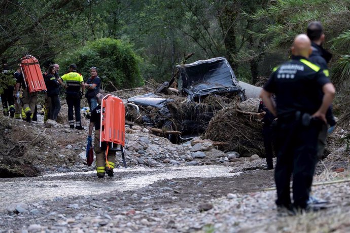 Varios Bombers y agentes de la Policía trabajan en el coche en una riera seca en la zona de Can Font, a 14 de junio de 2023, en Ullastrell, Barcelona, Catalunya (España). 