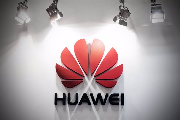 Archivo - Logo de Huawei en una feria tecnológica.