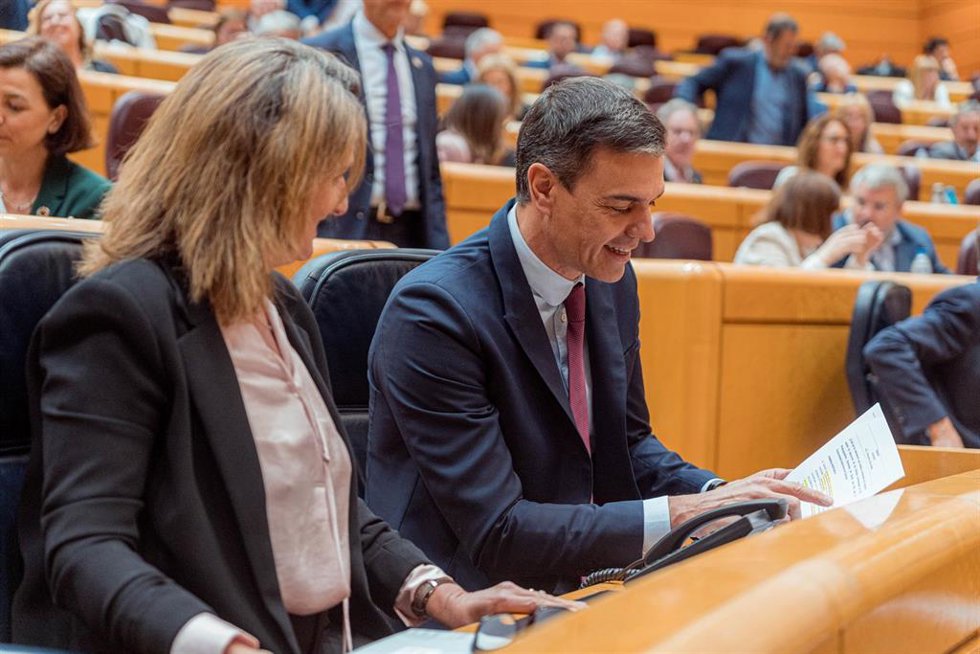 La vicepresidenta tercera y ministra para la Transición Ecológica y el Reto Demográfico, Teresa Ribera, y el presidente del Gobierno, Pedro Sánchez