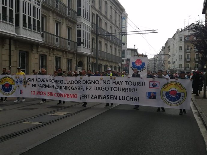Mnaifestación de ertzainas a las puertas del Parlamento Vasco