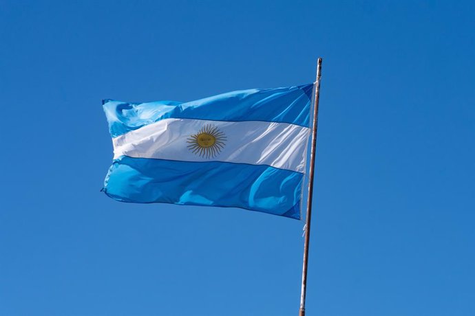 Archivo - March 16, 2023, Tupungato, Mendoza, Argentina: The national flag of Argentina on a flagpole in the Mendoza Province of Argentina.
