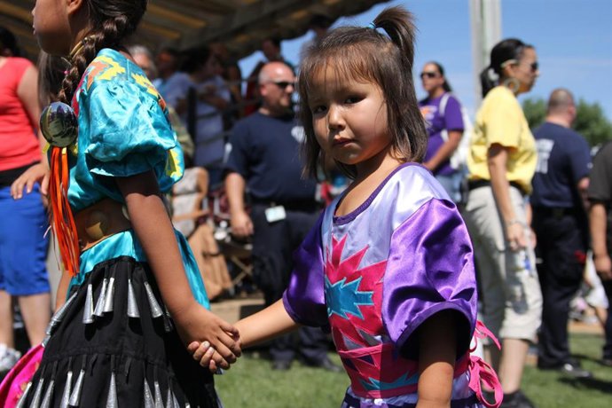 Archivo - Menores nativo americanas sioux en Minnesota