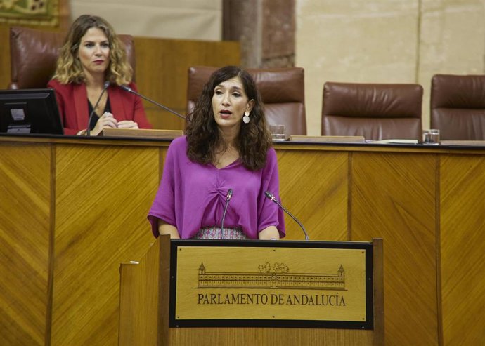 La parlamentaria del PP Silvia Heredia, este jueves en el Pleno del Parlamento en la defensa de la PNL.