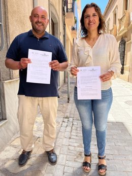 Los representantes de EIB y PP de Benahadux (Almería) suscriben un pacto de gobierno.