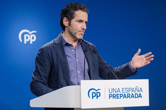 El portavoz del comité de campaña del PP y vicesecretario de Cultura y Sociedad Abierta, Borja Sémper, interviene durante una rueda de prensa posterior a la reunión del Comité de Dirección del PP, en la sede nacional del PP, a 12 de junio de 2023, en Ma