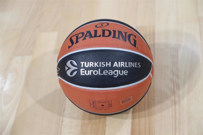 Archivo - Match ball of EuroLeague during a Turkish Airlines Euroleague basketball match.
